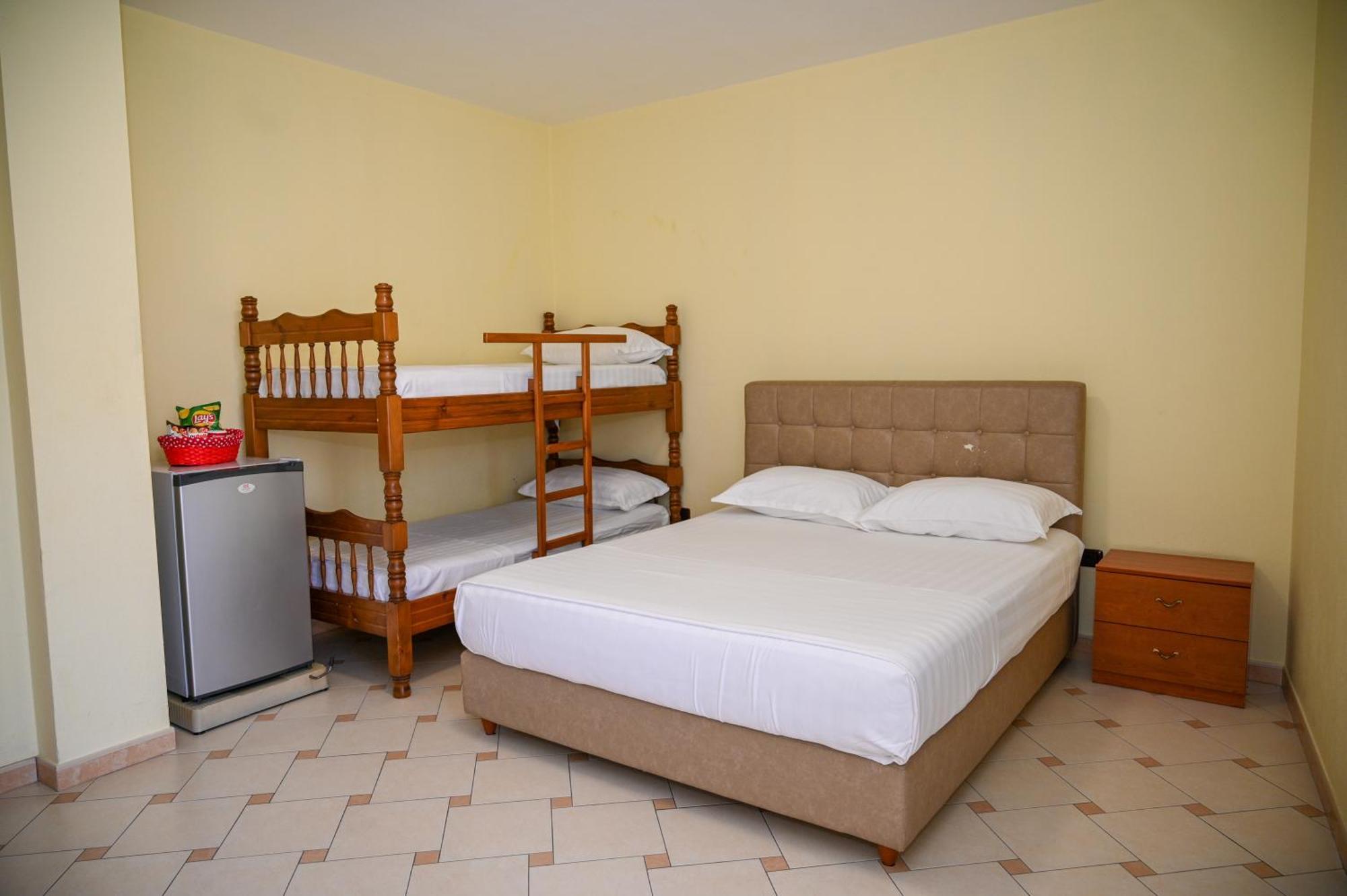 Hotel Vila Emes Дуррес Екстер'єр фото