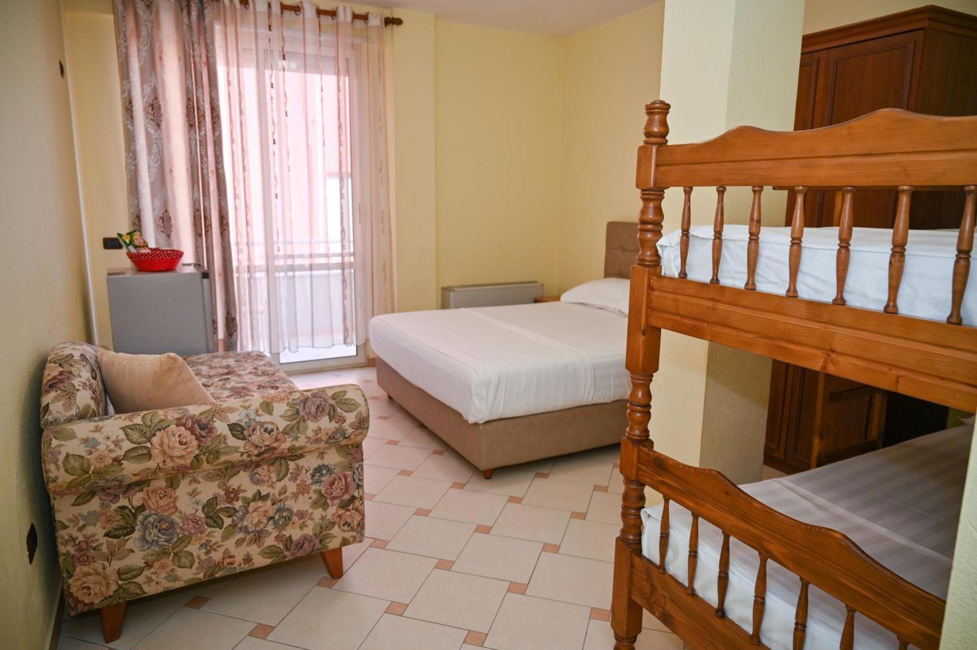 Hotel Vila Emes Дуррес Екстер'єр фото