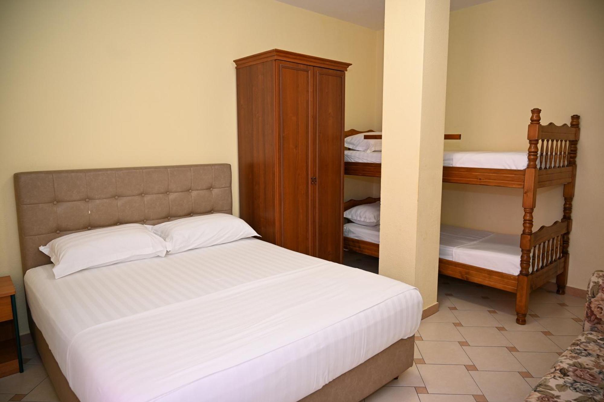 Hotel Vila Emes Дуррес Екстер'єр фото