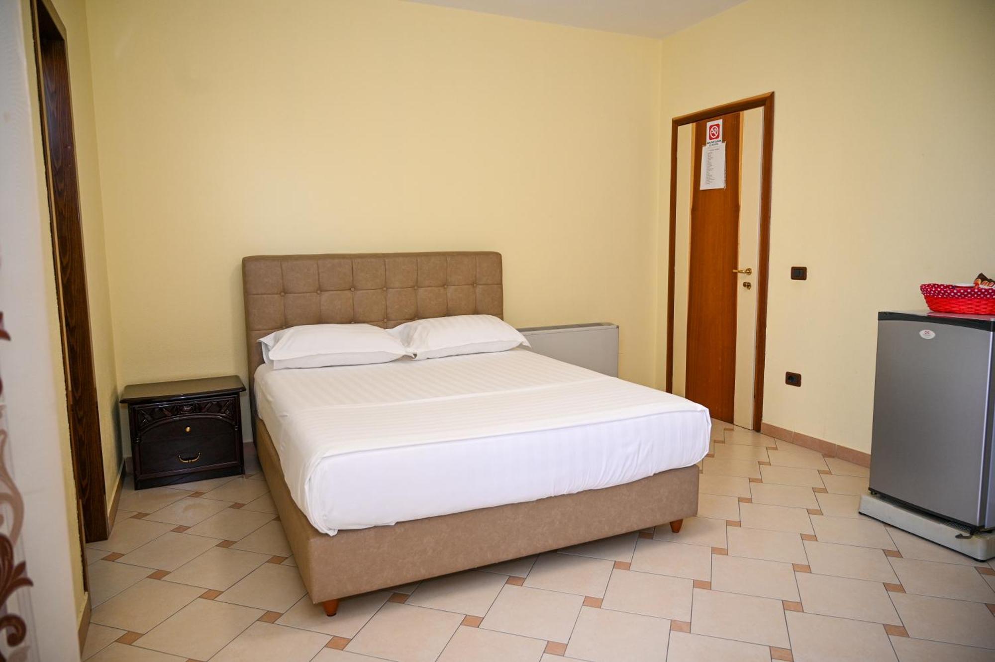 Hotel Vila Emes Дуррес Екстер'єр фото
